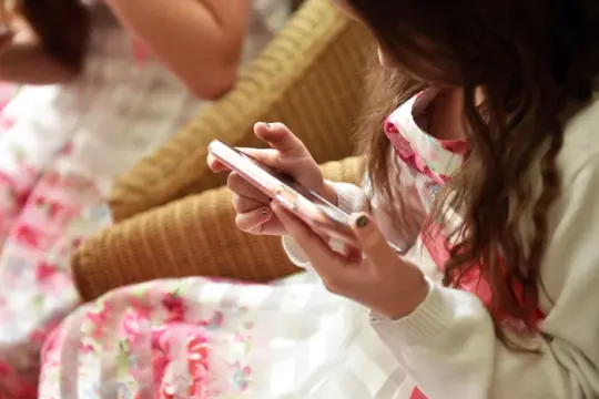 英国最新指南对儿童屏幕时间有何规定？