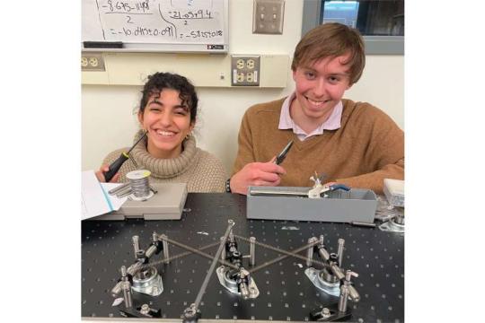 机械计算机用弹簧与螺栓实现计数、奇偶判别和力记忆