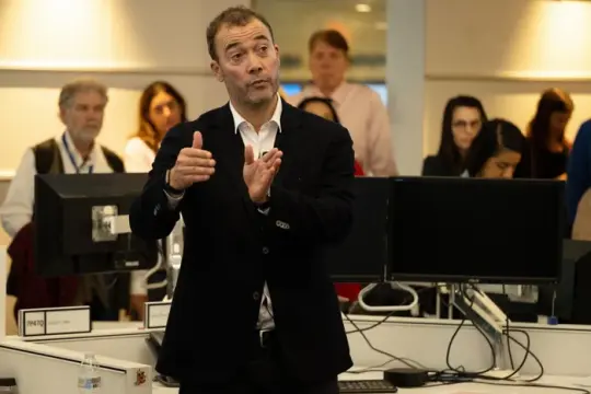 《华盛顿邮报》出版人威尔·刘易斯两年任期争议不断，裁员后突然辞职