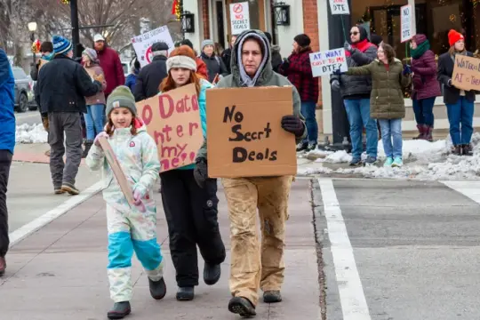 美国数据中心建设取消与延期增多 基层反对与电网瓶颈叠加冲击AI扩张