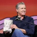 加文·纽森抨击联邦通信委员会主席对伊朗战争报道的广播威胁为“独裁者的剧本”，并暗示竞选总统——SXSW