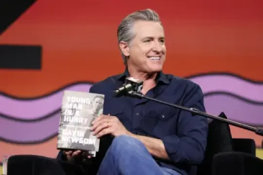 加文·纽森抨击联邦通信委员会主席对伊朗战争报道的广播威胁为“独裁者的剧本”，并暗示竞选总统——SXSW