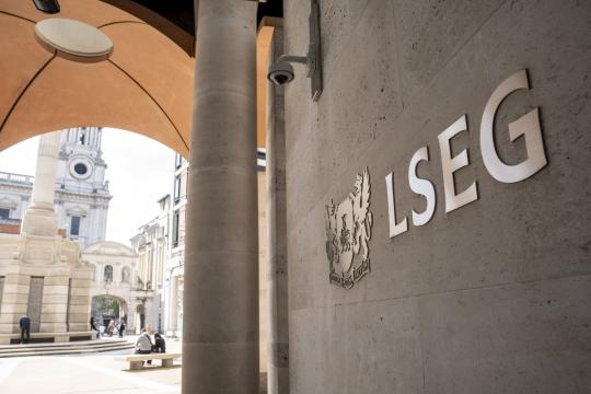 防务与矿业股走强 富时100指数首度收于一万点上方