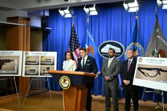 代理司法部长称WHCD枪击案嫌疑人面临终身监禁，更多指控即将公布