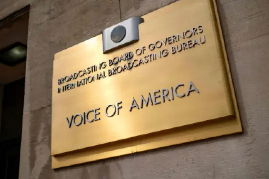 法官命令恢复美国之音员工工作，推翻特朗普政府解散政府广播机构的举措