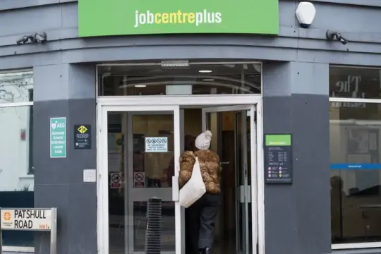 英国就业市场复苏乏力 企业在不确定性下继续谨慎招聘