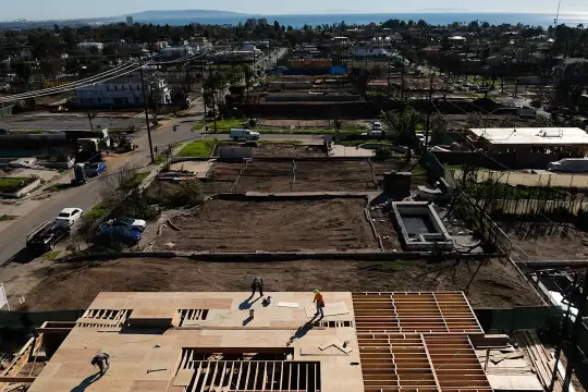 洛杉矶最具破坏性野火一周年：重建住房不足十栋