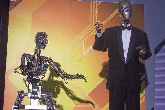 微软发布Rho-alpha机器人模型：将自然语言指令转化为动作，并引入触觉与力反馈