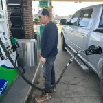 底特律司机感受油价上涨压力：有人不满为战争“买单”，也有人支持政府决定