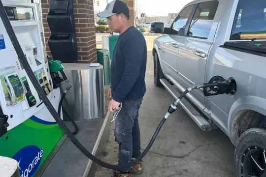 底特律司机感受油价上涨压力：有人不满为战争“买单”，也有人支持政府决定