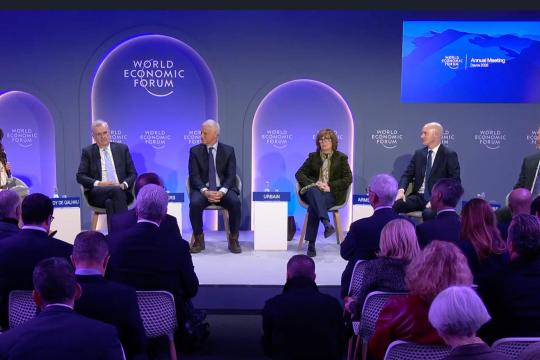 达沃斯论坛上Coinbase CEO与法国央行行长就稳定币计息与“比特币标准”交锋