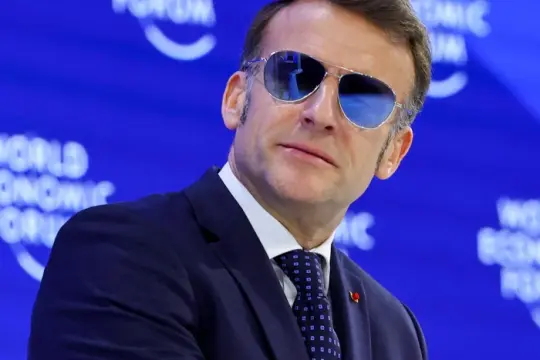 马克龙达沃斯佩戴飞行员墨镜引关注 相关法国品牌订单激增