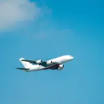 喷气燃料价格翻倍引发航空业震荡：供应担忧升温，航司削减运力并酝酿涨价