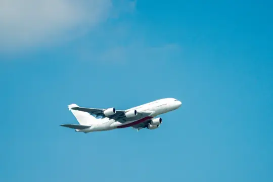 喷气燃料价格翻倍引发航空业震荡：供应担忧升温，航司削减运力并酝酿涨价