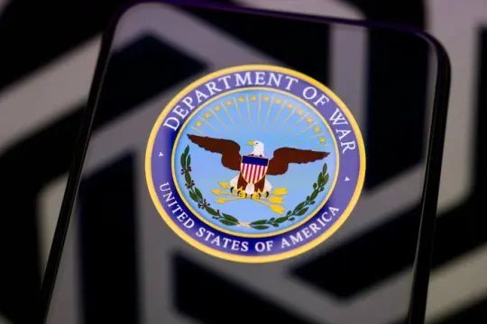 卫报：伊朗冲突凸显人工智能军事应用加速，监管与监督争议升温