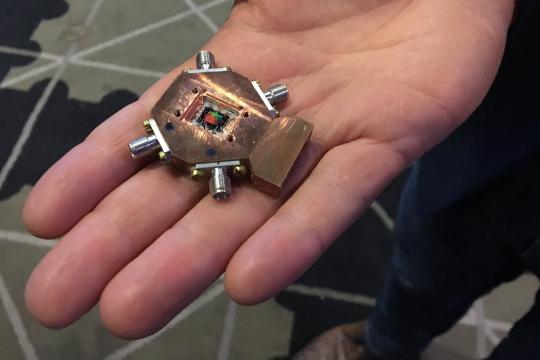 基于芯片的纠缠光电源加速走向实用化，量子硬件有望摆脱“光学台”依赖