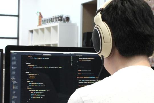 仅机器人社交平台测试引发担忧：自主AI互动或放大失控与网络安全风险