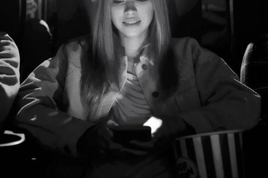 报道称部分电影专业学生难以在不看手机的情况下完成观影作业