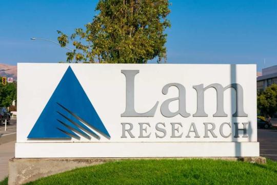Lam Research 2025年股价强劲攀升 估值与期权对冲凸显2026年风险