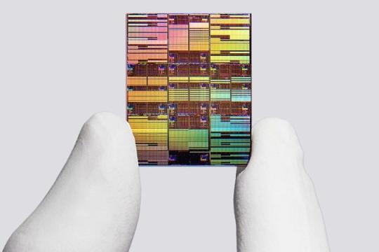 IBM发布亚1nm芯片技术：指甲大小芯片集成约1000亿个晶体管，3D结构提升AI算力密度