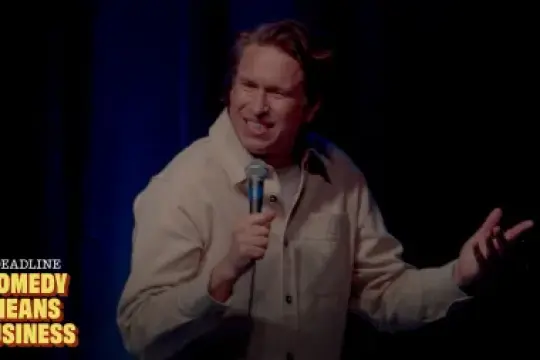 皮特·霍尔姆斯谈在陌生新环境中重拾演艺魔力、人才培养的消失及向年轻喜剧人学习——《喜剧即生意》播客