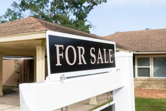 特朗普称不愿房价下跌，美国住房负担问题仍待解