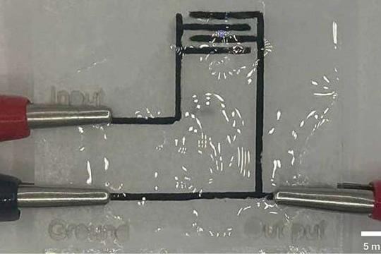 激光把厨房羊皮纸变成高性能电子电路