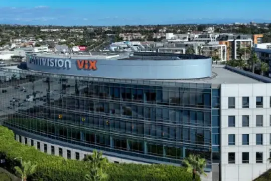 TelevisaUnivision以混合的第四季度业绩结束重建之年，警告2026年广告销售面临“压力”