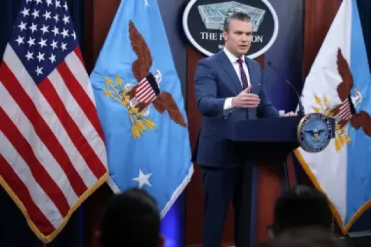 法官裁定皮特·赫格塞斯不得施加新的五角大楼新闻限制：“限制第一修正案权利在任何时候都是危险的”