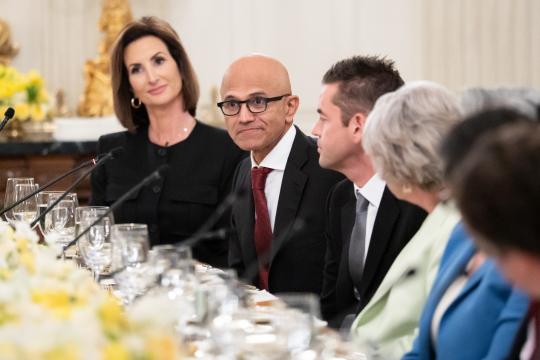 纳德拉发出迄今最严厉AI泡沫警告：若不重塑工作方式，热潮恐成空转