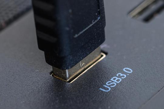 蓝色USB端口意味着什么：从“超级速度”标识到颜色编码失序