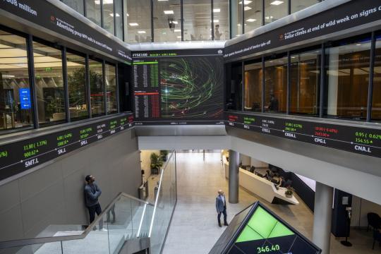 研究称富时100指数公司CEO预计2026年三天内即可赚取英国普通工人全年薪酬