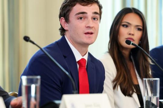 明尼阿波利斯索马里社区日托中心视频引发争议：YouTuber Nick Shirley与母亲合作扩大影响力