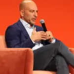 新任CBS新闻撰稿人彼得·阿蒂亚在邮件曝光与杰弗里·爱泼斯坦频繁互动后致歉