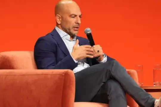 新任CBS新闻撰稿人彼得·阿蒂亚在邮件曝光与杰弗里·爱泼斯坦频繁互动后致歉