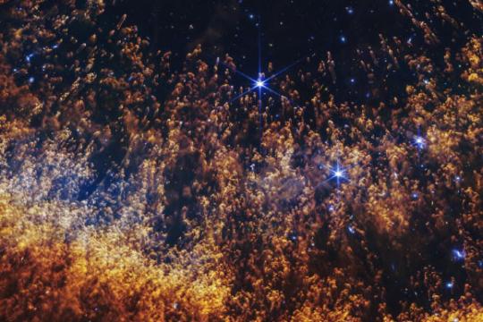 韦伯望远镜发布螺旋星云精细红外图像