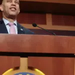 民主党在哈基姆·杰弗里斯与南希·佩洛西主持的洛杉矶活动中筹集200万美元助力中期选举，吉米·基梅尔担任主持