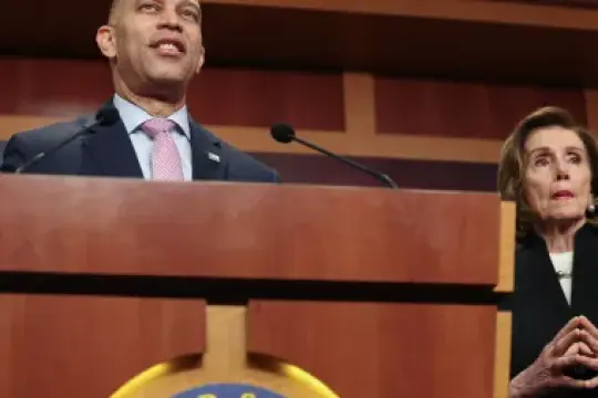 民主党在哈基姆·杰弗里斯与南希·佩洛西主持的洛杉矶活动中筹集200万美元助力中期选举，吉米·基梅尔担任主持