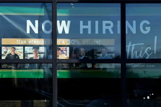 美国12月失业率降至4.4%，全年就业增幅创疫情后新低