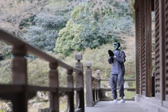京都大学等联合开发佛教AI人形机器人“Buddhaloid”，搭载佛教对话AI，可行礼与合掌
