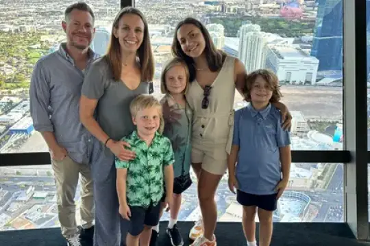 我们每年花3万美元请互惠生帮忙照顾4个儿子，值得！