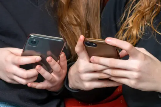 英格兰教育大臣要求学校全天禁用手机 Ofsted将检查执行情况