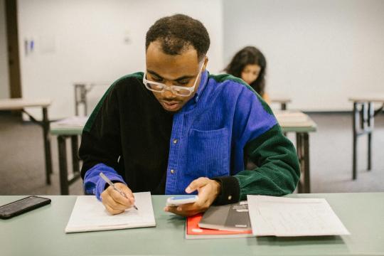 为规避AI作弊指控，部分大学生转而使用更多“人性化”AI工具