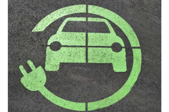 固态电池能否让电动汽车更安全？起火风险与技术突破解析