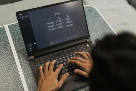 ChatGPT多项功能被指“藏在显眼处”：自定义指令、记忆与数据分析等用法受关注