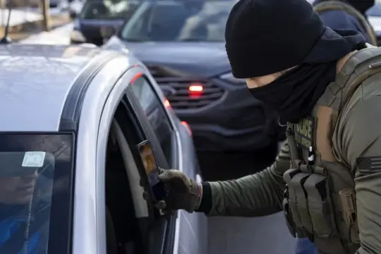 ICE在明尼苏达州等地使用面部识别应用Mobile Fortify引发争议