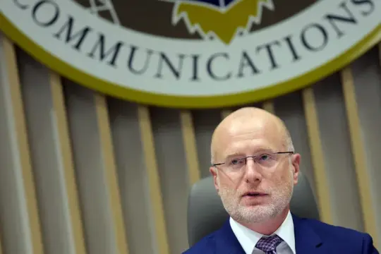 FCC主席称将审视“假新闻”广播执照续期 特朗普政府再批媒体伊朗报道