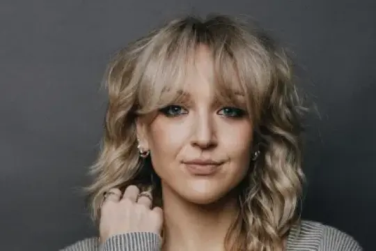 Artists First签约《Crackhead》创作者兼主演霍莉·谢维