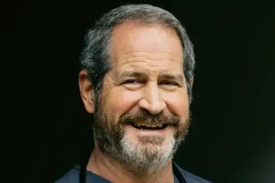 一位心脏外科医生忽视了自己的心脏病发作症状：他说任何人都可能忽视这些警示信号