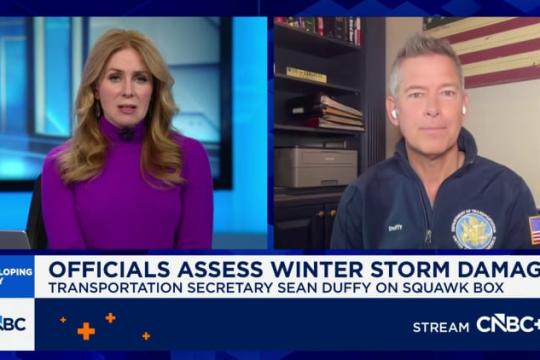 美国交通部长称受暴雪影响的航空出行预计周三恢复正常